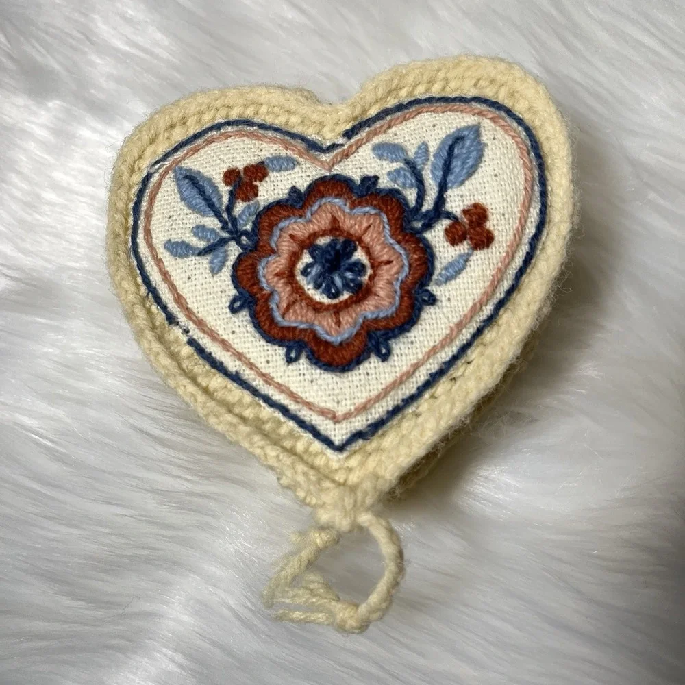 VTG Embroidered Heart Trinket Box Plastic‎ Canvas Crochet Yarn Keepsake Jewelry